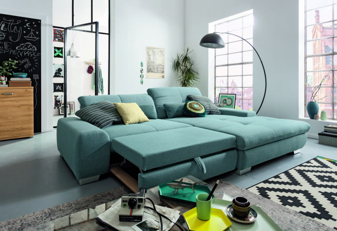 раскладной диван бирюзового цвета в интерьере
