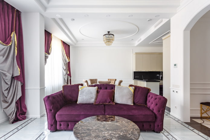 портьеры и диван в фиолетовом цвете