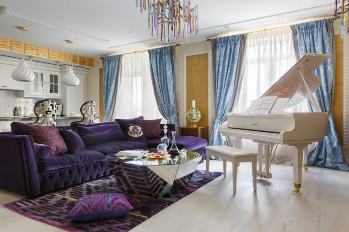 фиолетовый диван в интерьере в стиле фьюжн