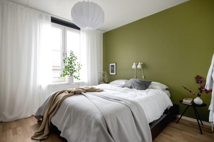шторы в интерьере спальни в зеленых тонах