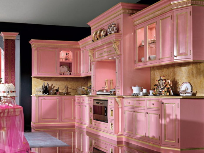 розовый интерьер кухни в классическом стиле