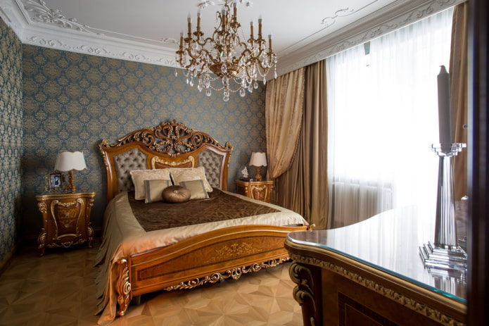 спальня с деревянной кроватью