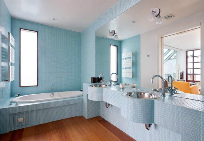 дизайн ванной с голубой мозайкой
