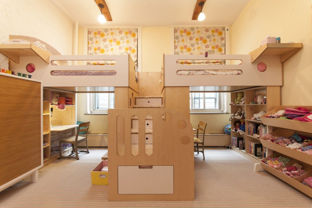 Дизайн детской комнаты для двух разнополых детей кровать над столом