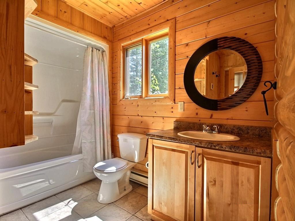 Дизайн ванной комнаты в доме из деревянного сруба