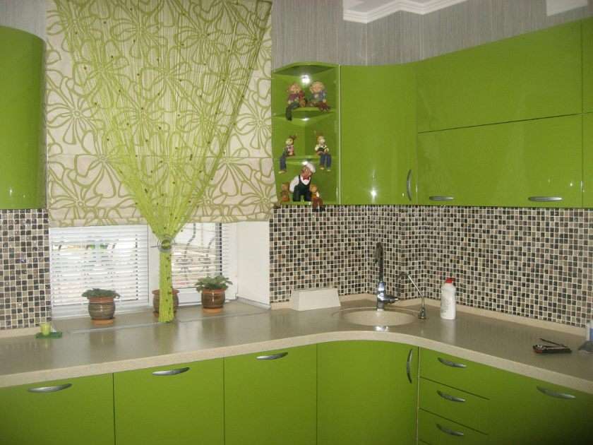 шторы в зеленой кухне