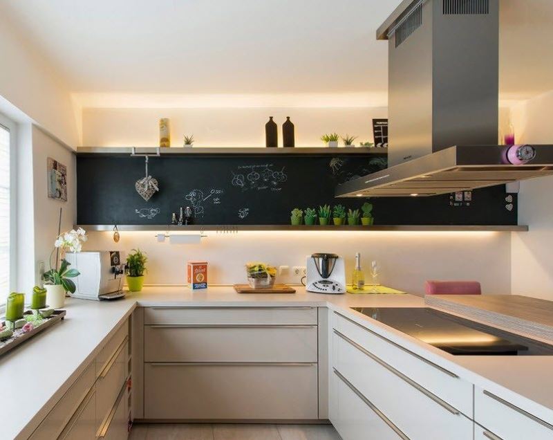 Светодиодная подсветка верхних шкафов в дизайне кухни