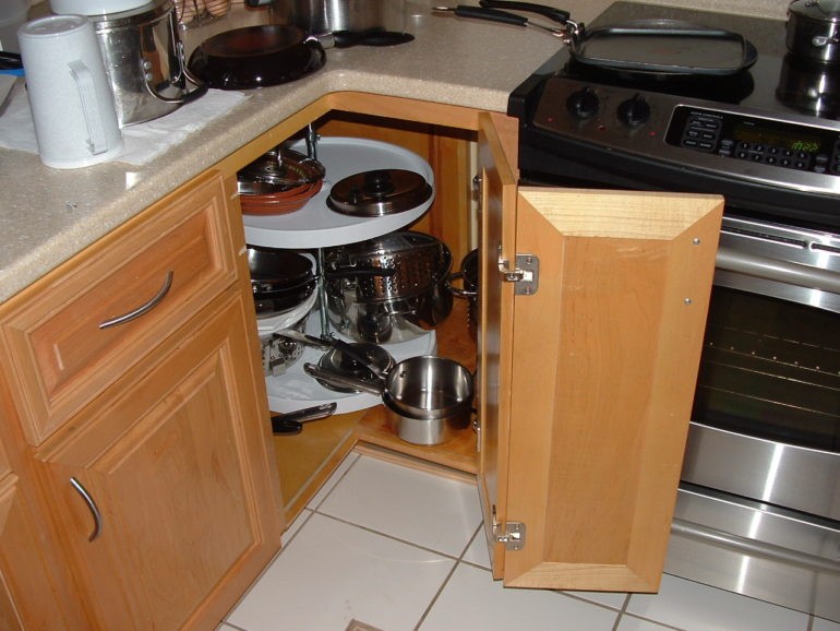 Функциональное заполнение углового пространства в маленькой кухне