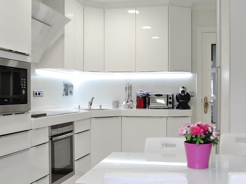 Белый кухонный гарнитур в стиле хай-тек