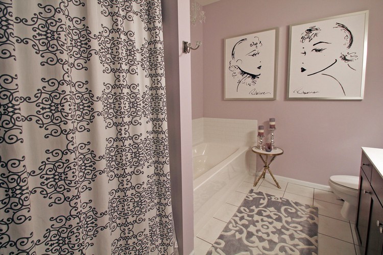 Интерьер современной ванной с картинами на стене