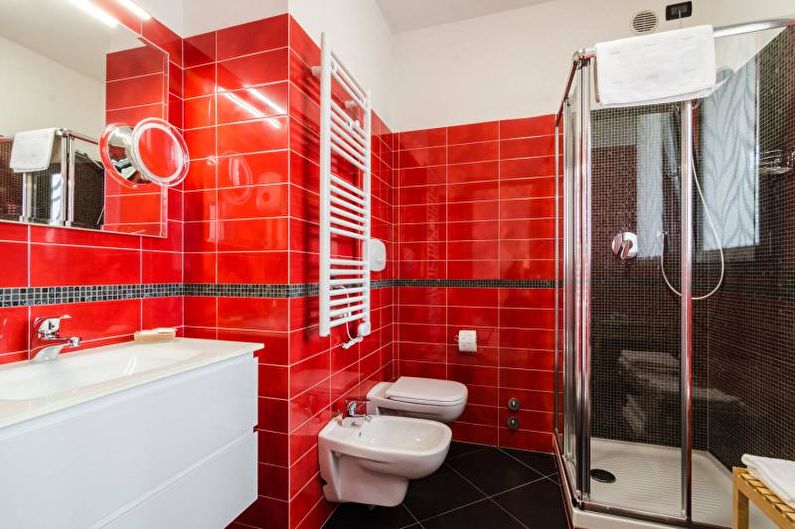 Красная кафельная плитка в интерьере ванны, модной в 2018 году
