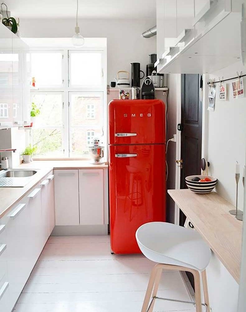 Красный цвет в качестве акцента на кухне с белыми шкафами