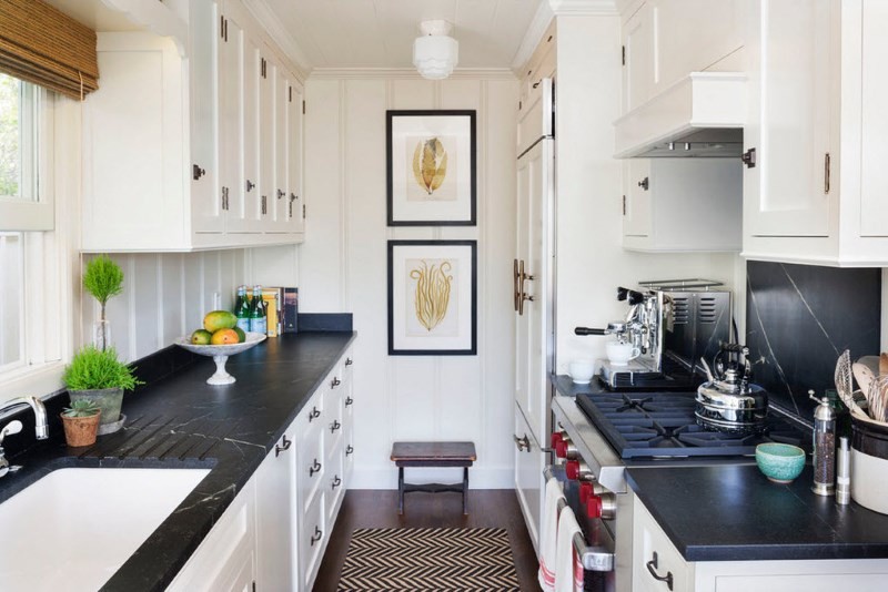 Черные столешницы кухонного гарнитура с белыми шкафами