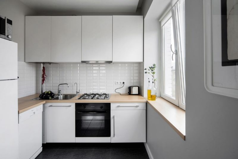 Дизайн маленькой кухни в белом цвете