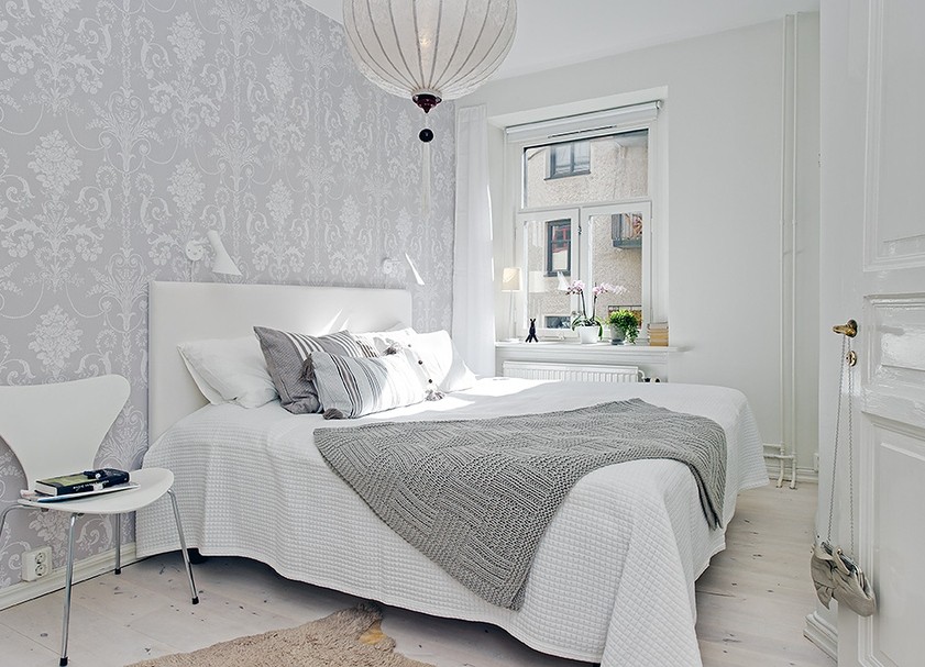 Интерьер небольшой спальне в серо-белой цветовой гамме