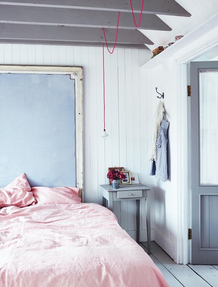 Розовое покрывало в спальне с голубыми стенами