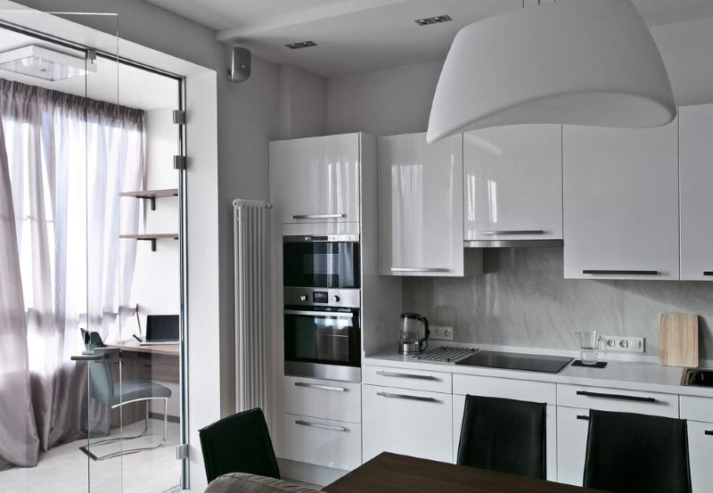 Интерьер белой кухни площадью в 9 кв метров с балконом