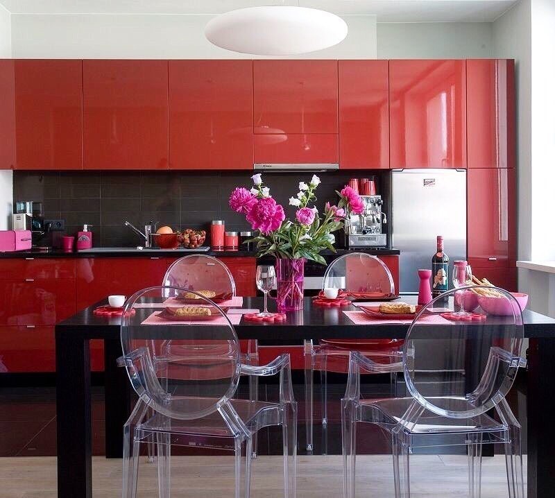 Линейный гарнитур красного цвета в кухне с коричневым столом