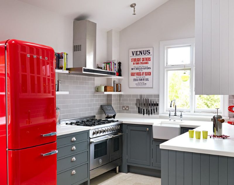 Красный ретро-холодильник в верой кухне частного дома