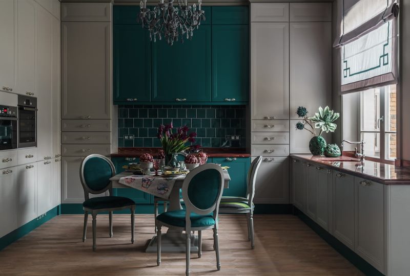 Кухонные стулья с обивкой изумрудного цвета