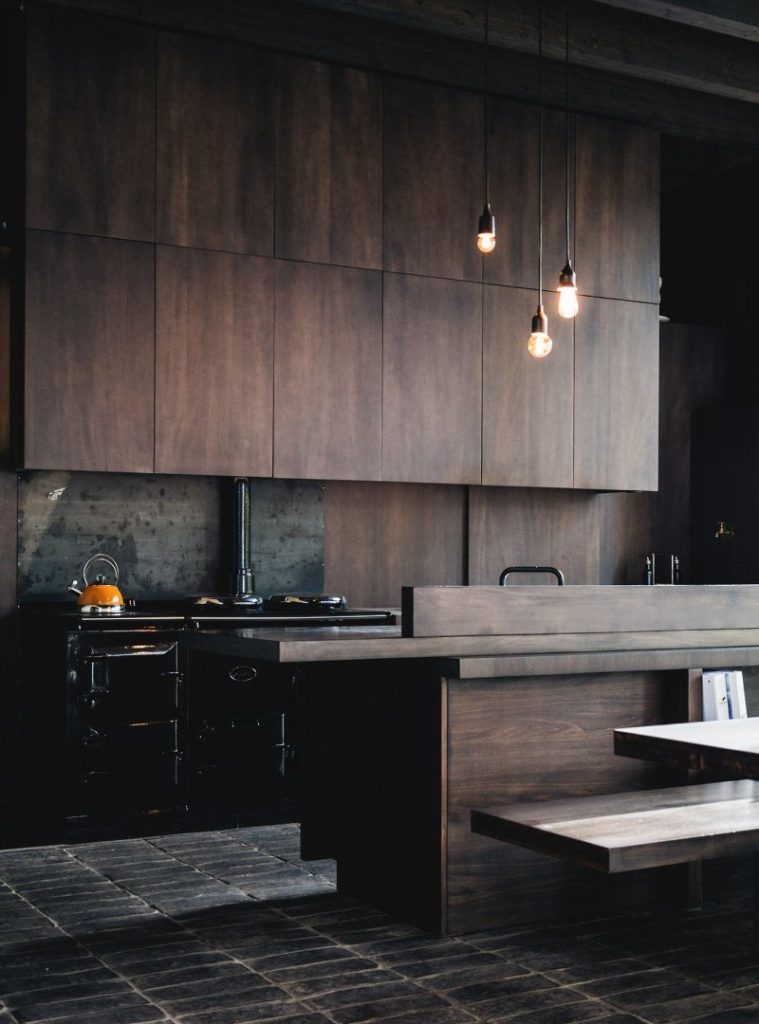Темно-коричневые фасады кухонного гарнитура в стиле лофт