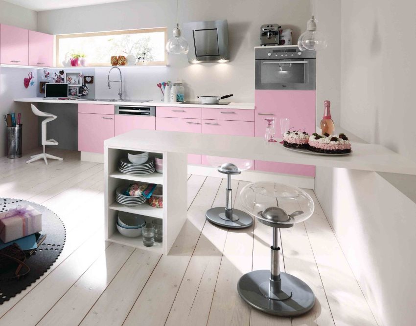 Розовый гарнитур на фоне белой стены кухни