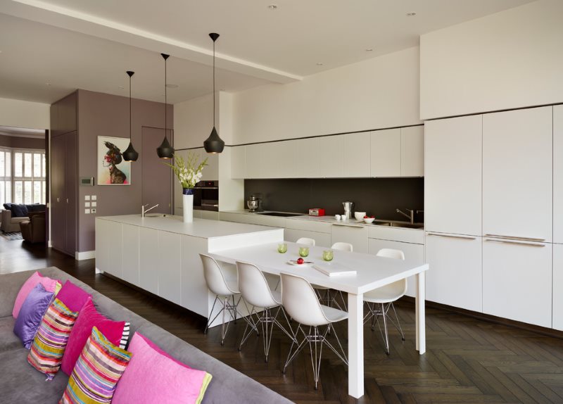 Белая мебель в интерьере кухни-гостиной площадью 25 кв м