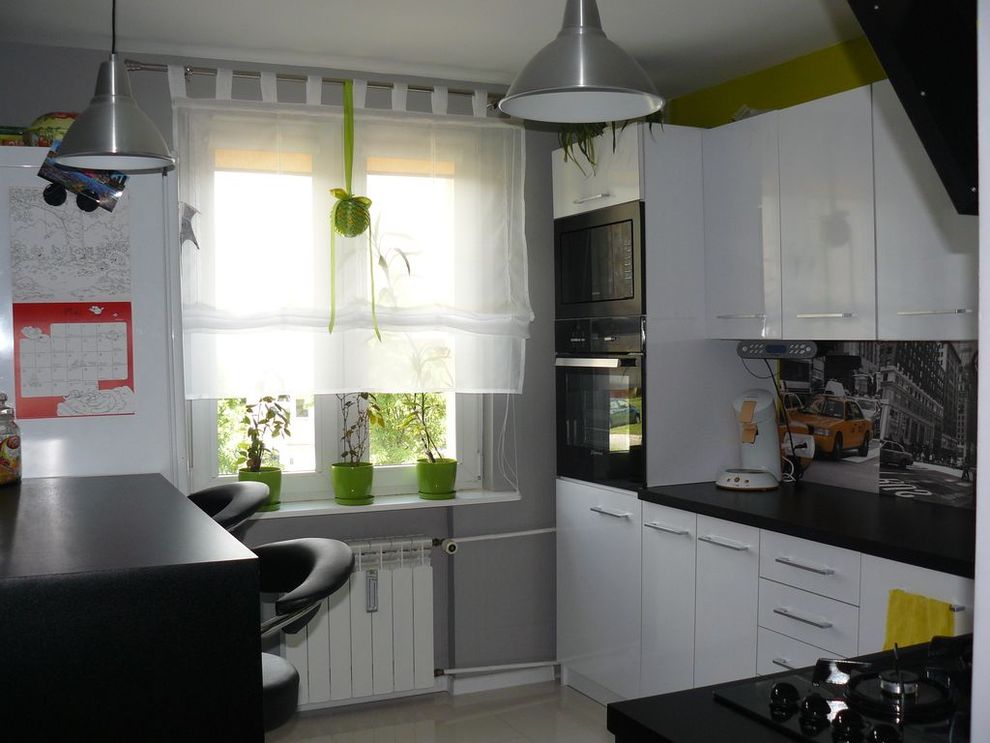 Черно-белая кухня площадью 9 квадратных метров в современном стиле