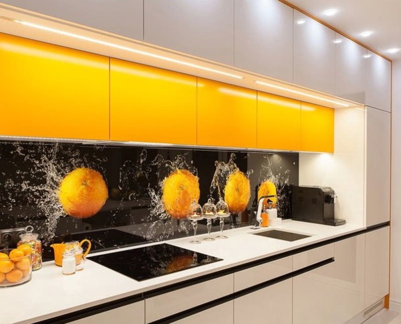 Дополнительные навесные шкафы желтого цвета в комплекте кухонного гарнитура
