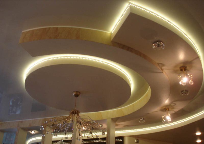 Комбинированная подсветка кухонного потолка из гипсокартона