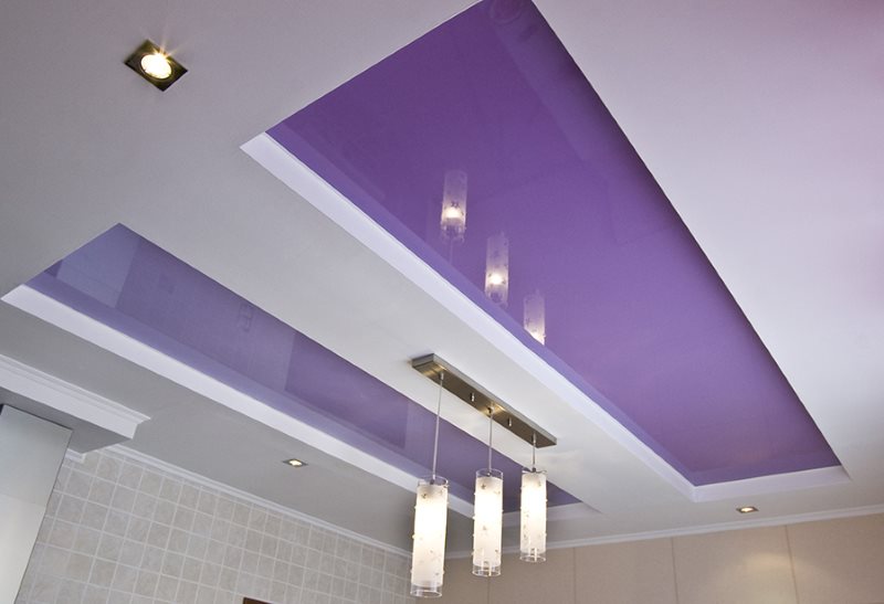 Фиолетовый натяжной потолок в современной кухне