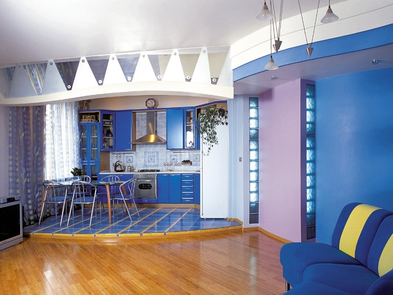Синий цвет в интерьере кухни-гостиной с подиумом