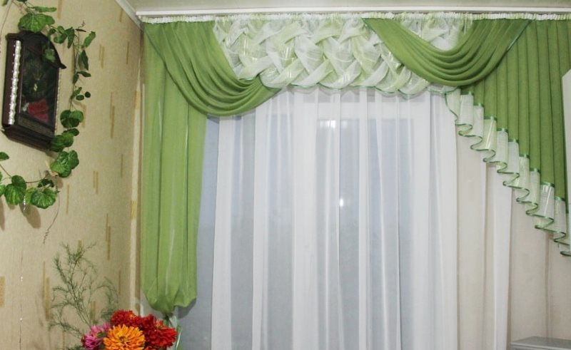 Зеленые шторы с буфами на окне кухни