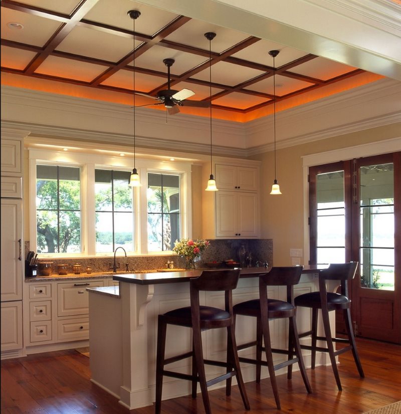 Оранжевая подсветка потолка в кухне классического стиля