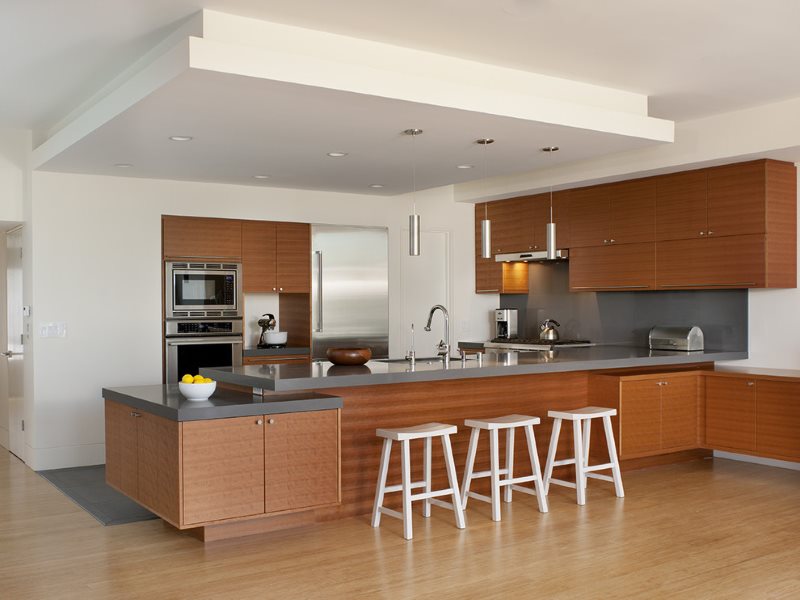 Дизайн кухни в стиле модерн с двухуровневым потолком