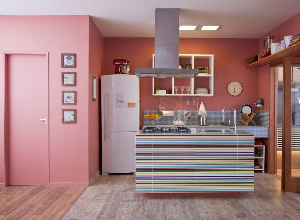Розовые стены в интерьере современной кухни