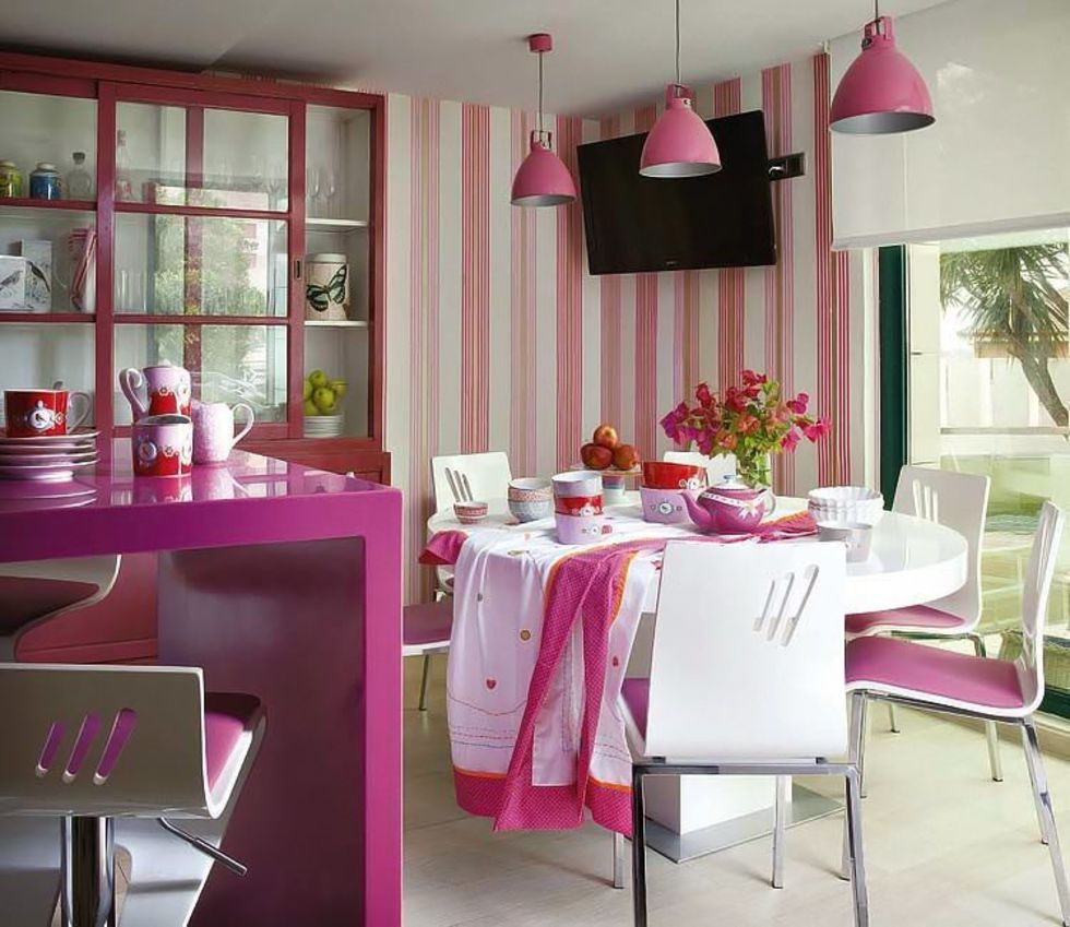 Розовые полоски на обоях в кухне частного дома