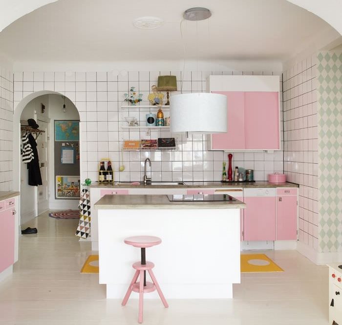 Рабочая зона кухни с розовой мебелью