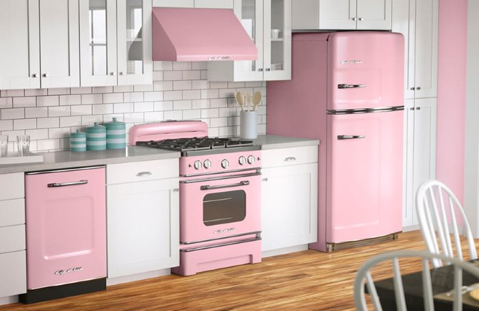 Линейная кухня с розовым холодильником