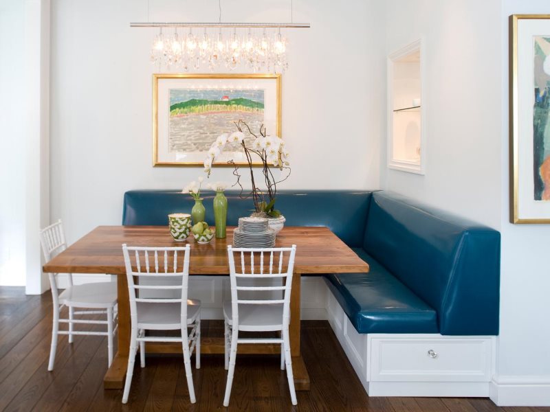 Синяя кожаная обивка на мягкой мебели в кухне