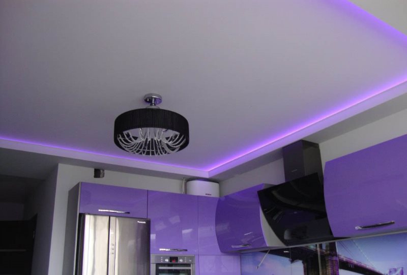 Сиреневая подсветка ниши в потолке кухни
