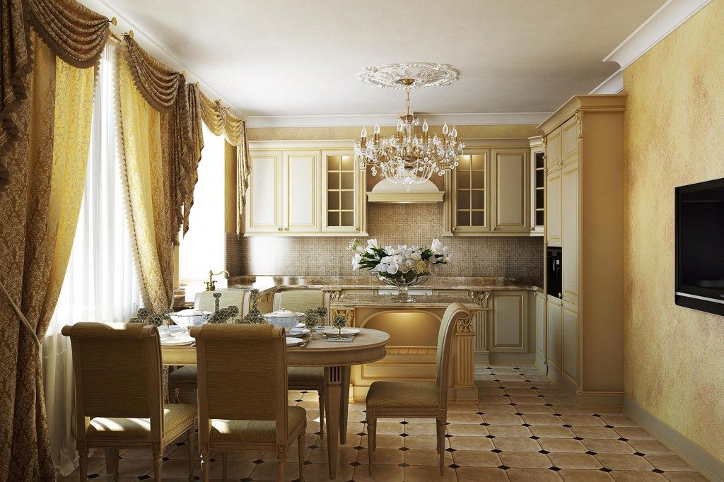 Интерьер кухни в классическом стиле с люстрой на потолке