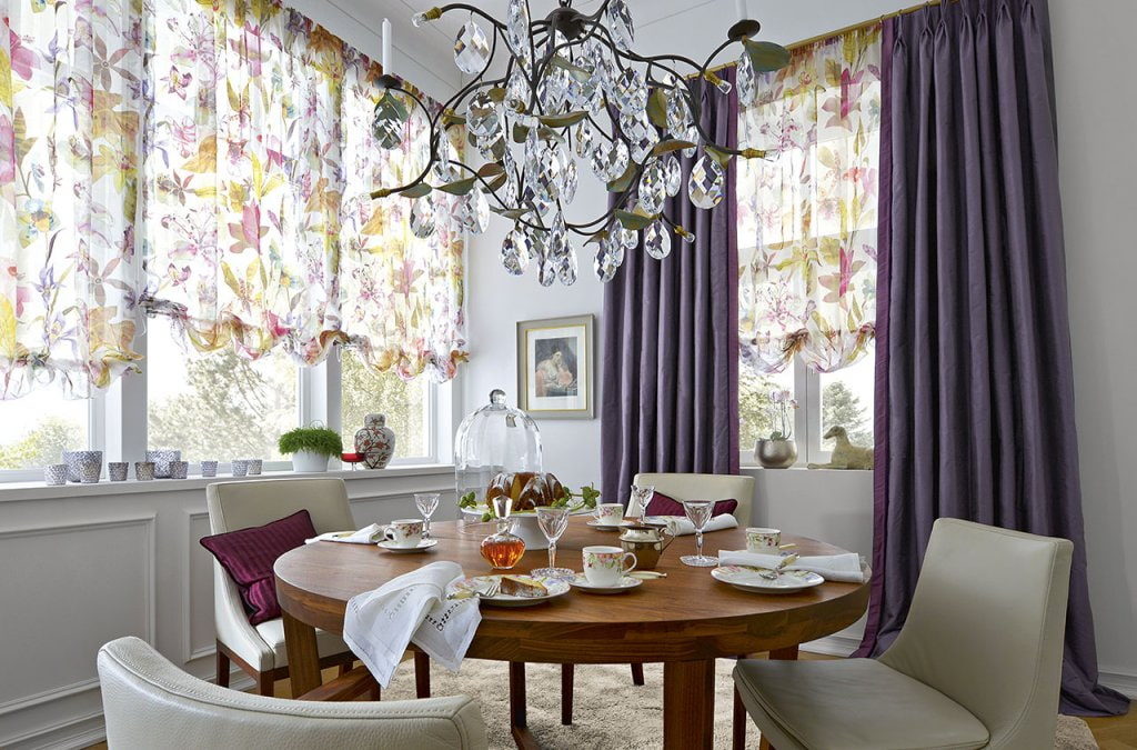 Фиолетовые шторы на окнах кухни