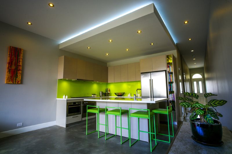 Двухуровневый кухонный потолок с точечными светильниками