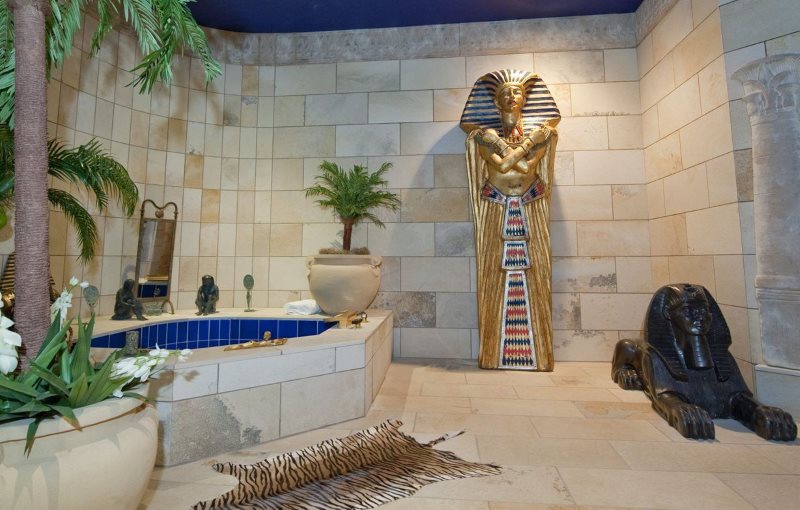 Просторная ванная комната в египетском стиле