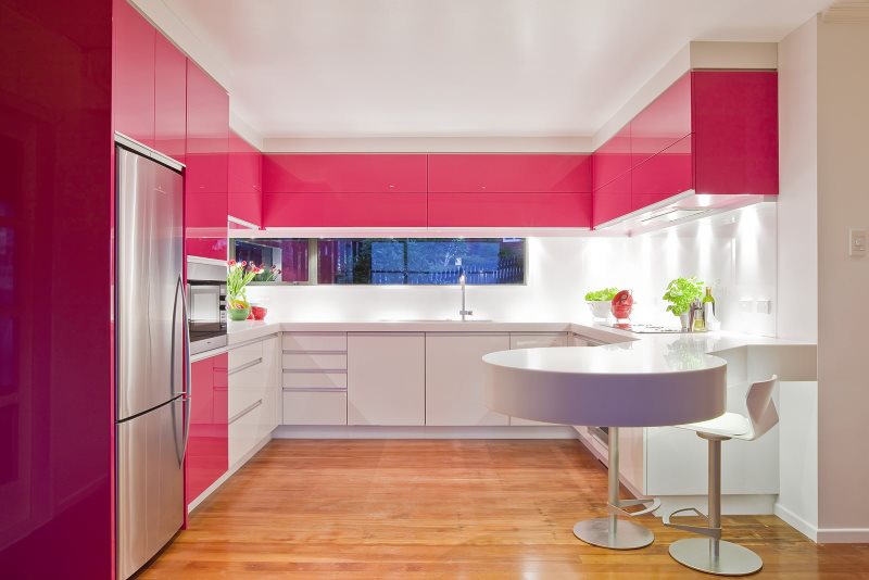 П-образная кухня с яркими розовыми шкафами