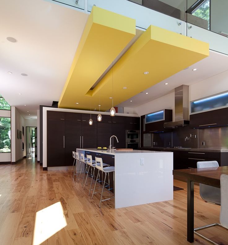 Желтая конструкция на потолке кухни-столовой в частном доме