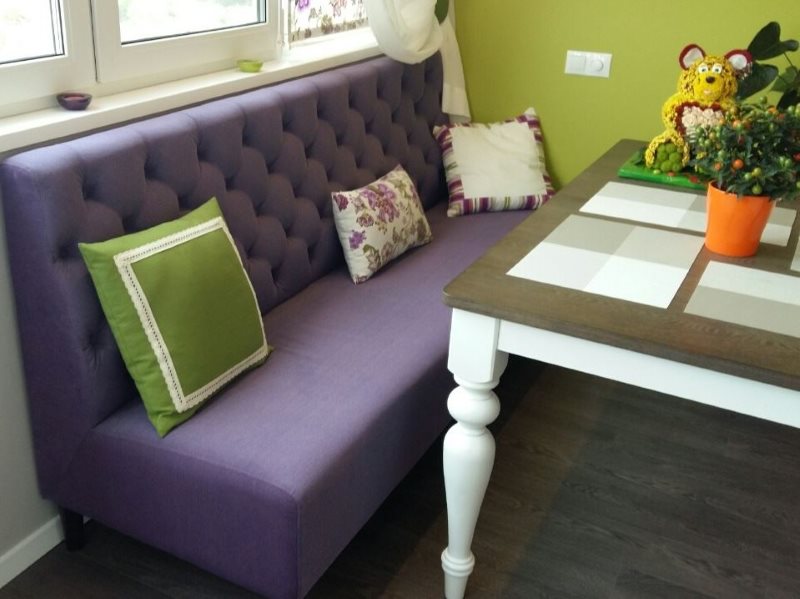 Узкий диванчик с обивкой фиолетового цвета