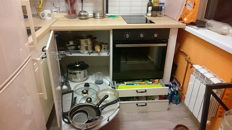 Поворотная карусель в угловом модуле кухонного гарнитура