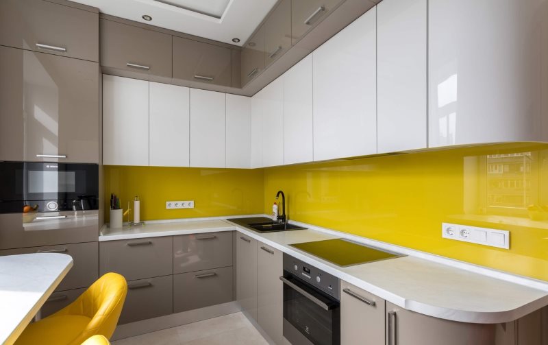 Желтый акриловый фартук в угловой кухне